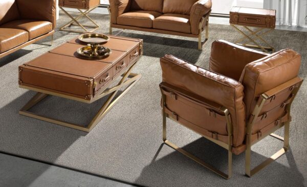 Cadeirão Hudson 5169 estofado em pele cor de camelo com estrutura dourada e detalhes decorativos em fivelas | Moveistore