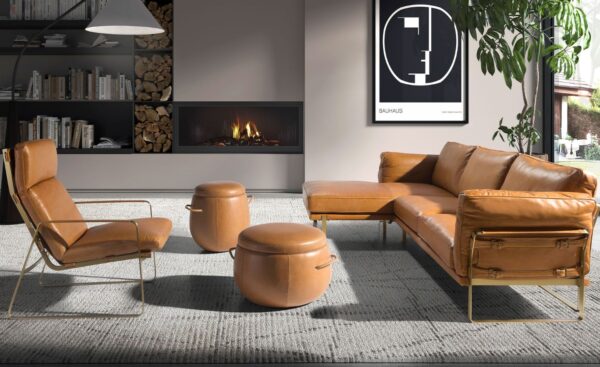 Cadeirão Prague 5170 com estofos em pele de vaca cor de camelo e estrutura metálica dourada | Moveistore