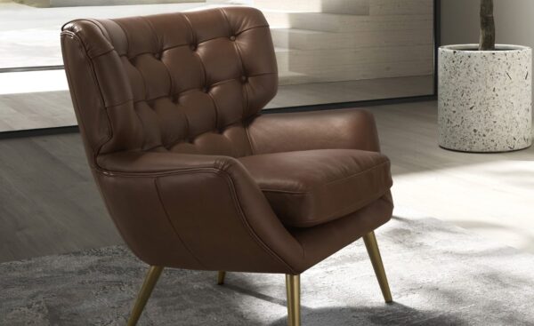 Cadeirão Verona 5165 em pele de vaca castanha escura com acabamento capitonné e pernas douradas | Moveistore