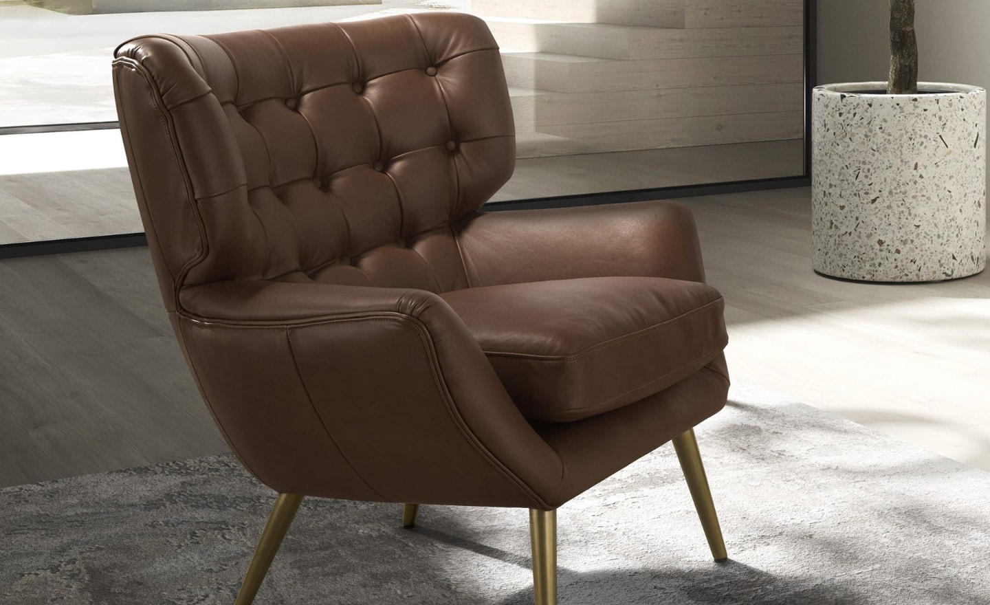 Cadeirão Verona 5165 em pele de vaca castanha escura com acabamento capitonné e pernas douradas | Moveistore