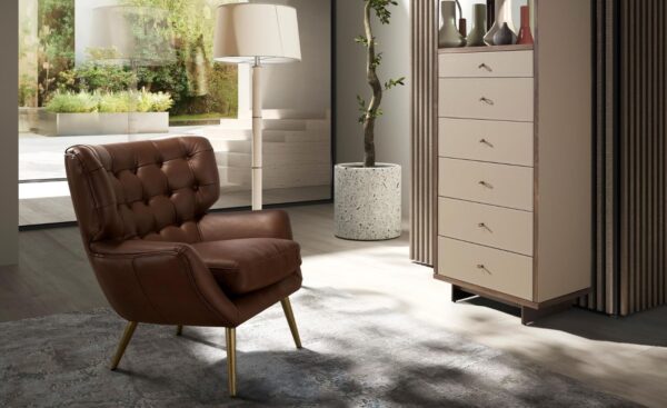 Cadeirão Verona 5165 em pele de vaca castanha escura com acabamento capitonné e pernas douradas | Moveistore