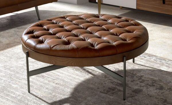 Mesa de Centro Chester 2147 com tampo em pele capitonné e base em nogueira | Moveistore