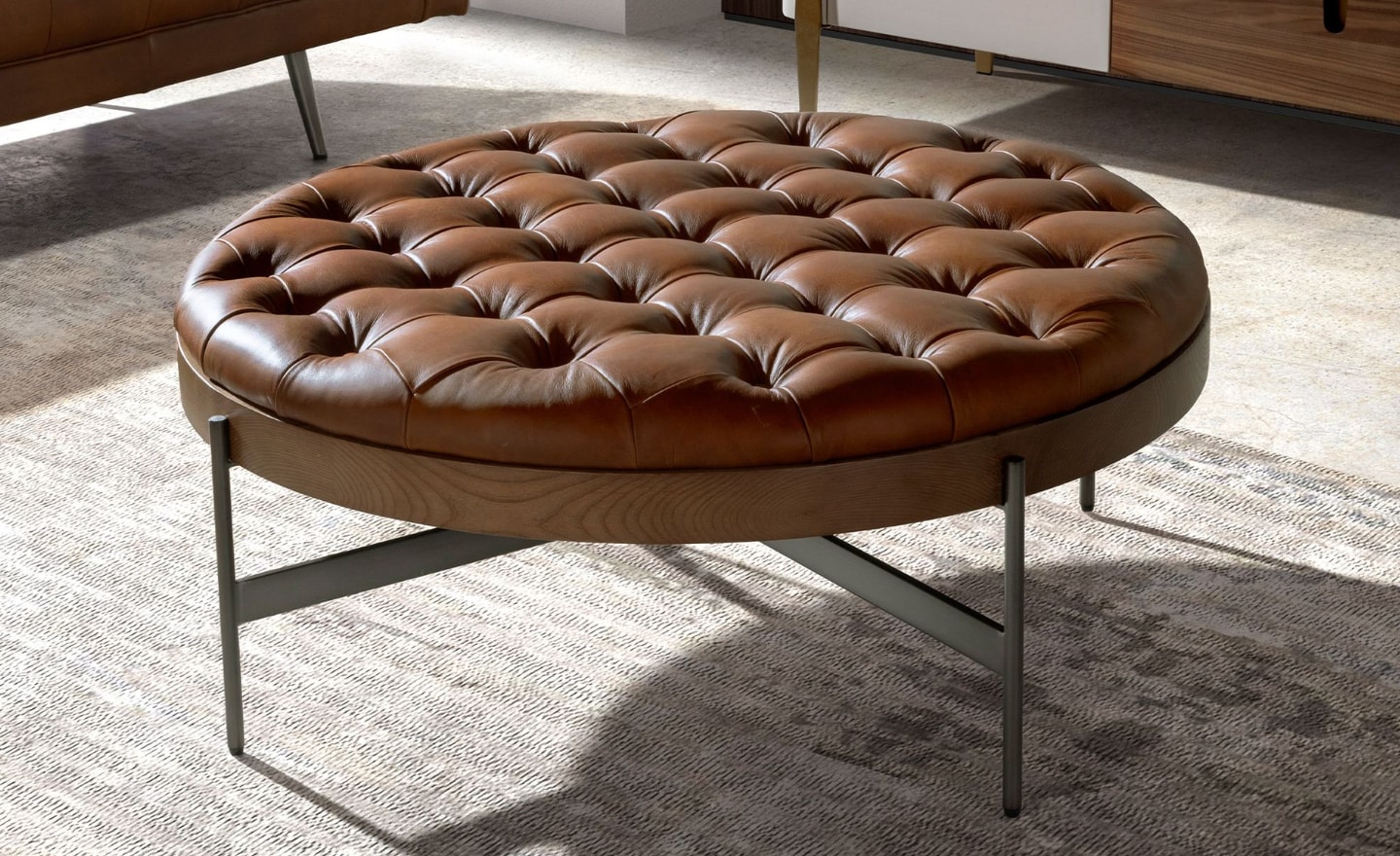 Mesa de Centro Chester 2147 com tampo em pele capitonné e base em nogueira | Moveistore