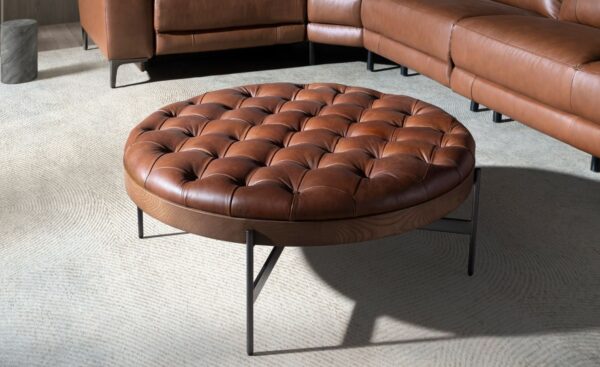 Mesa de Centro Chester 2147 com tampo em pele capitonné e base em nogueira | Moveistore