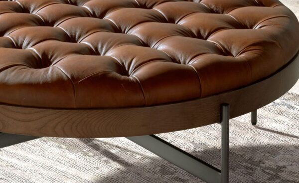 Mesa de Centro Chester 2147 com tampo em pele capitonné e base em nogueira | Moveistore