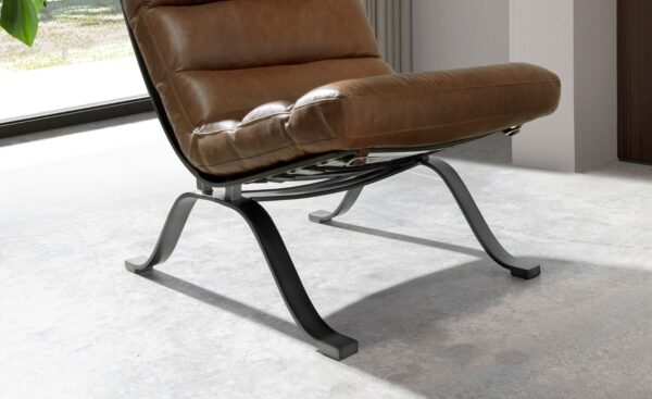Poltrona Bergen 5161 em pele de vaca castanha escura com pernas metálicas e apoio de cabeça amovível | Moveistore