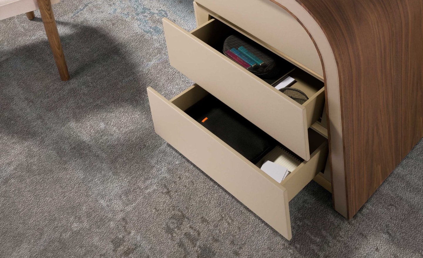 Secretária Amaya 3268 com tampo em nogueira natural, gavetas laterais e pés com acabamento dourado | Moveistore