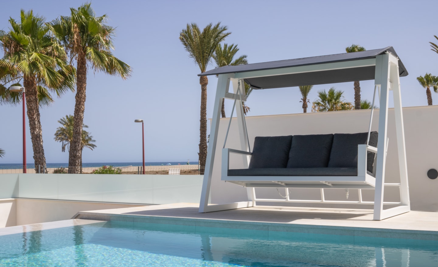 Baloiço de Jardim com Cobertura Teo em alumínio com assento acolchoado e cobertura ajustável | Moveistore