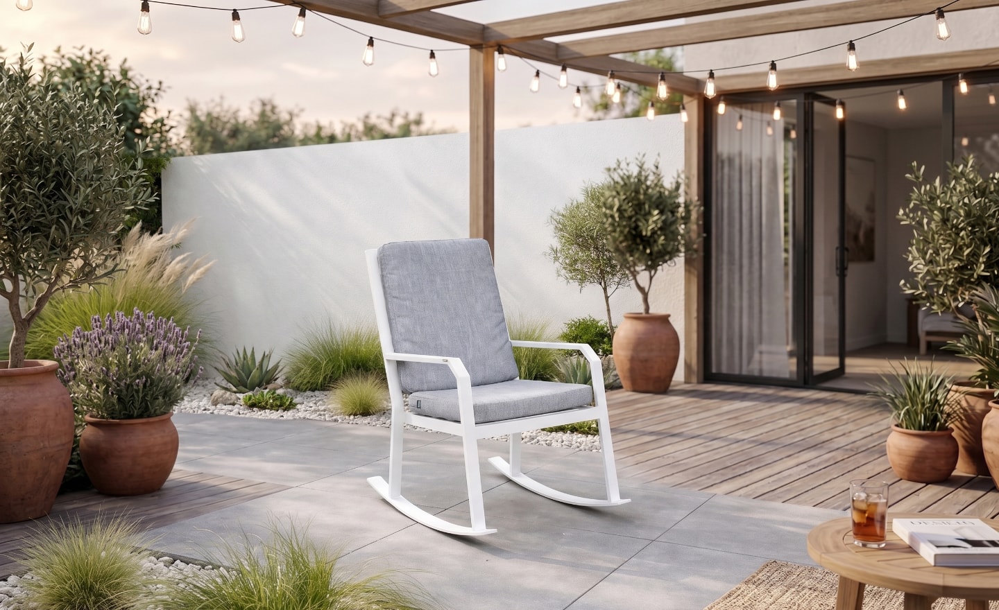 Cadeira de Baloiço de Jardim Lynna em alumínio com base curva e almofadas cinzentas | Moveistore