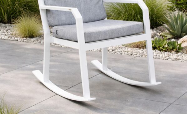 Cadeira de Baloiço de Jardim Lynna em alumínio com base curva e almofadas cinzentas | Moveistore