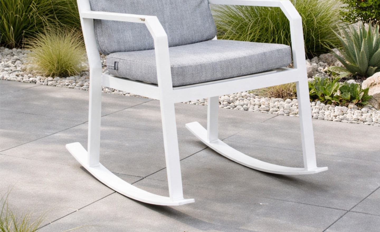 Cadeira de Baloiço de Jardim Lynna em alumínio com base curva e almofadas cinzentas | Moveistore