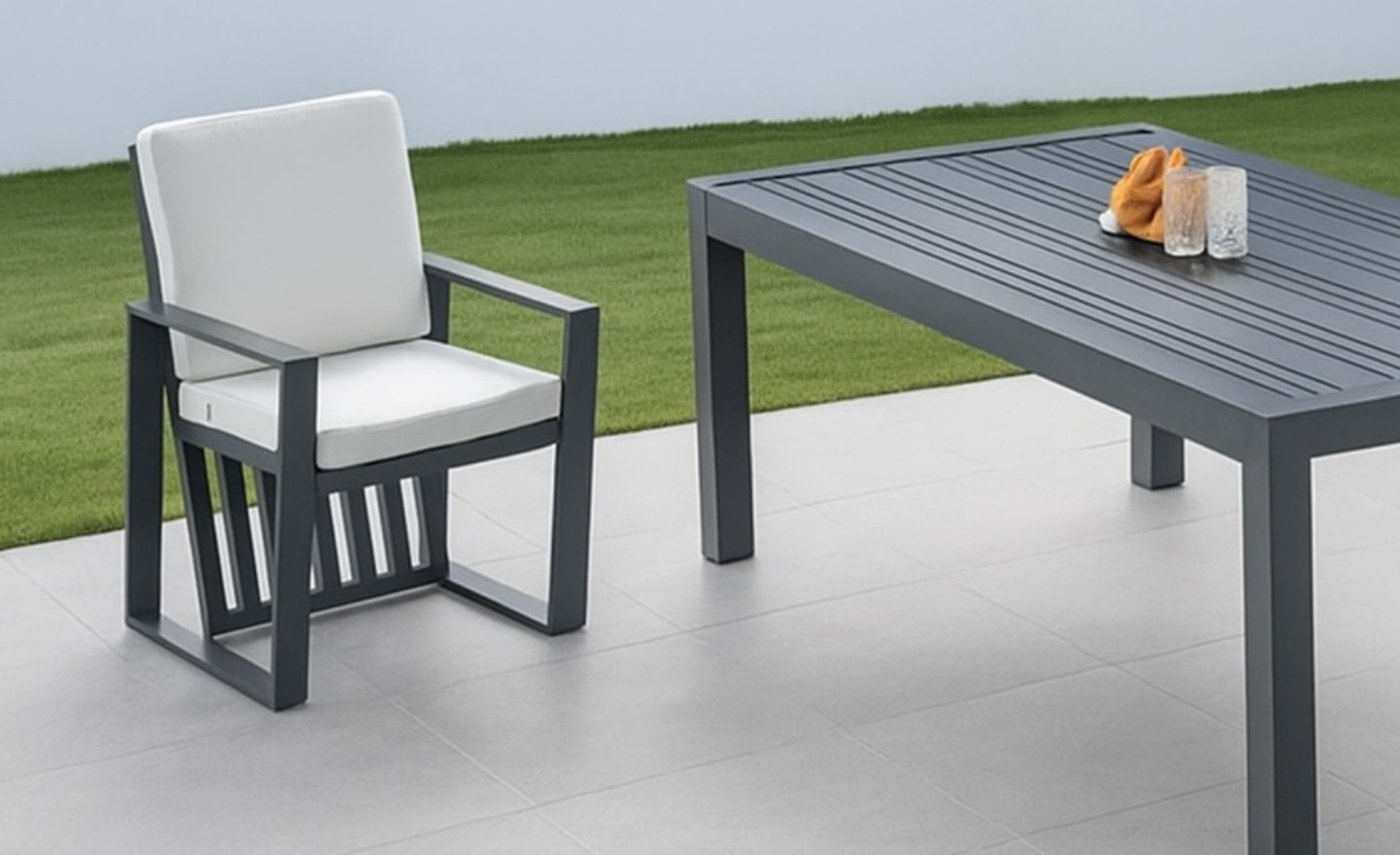Cadeira de Exterior Abigueil em alumínio com acabamento Qualicoat e design ergonómico | Moveistore