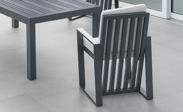 Cadeira de Exterior Abigueil em alumínio com acabamento Qualicoat e design ergonómico | Moveistore