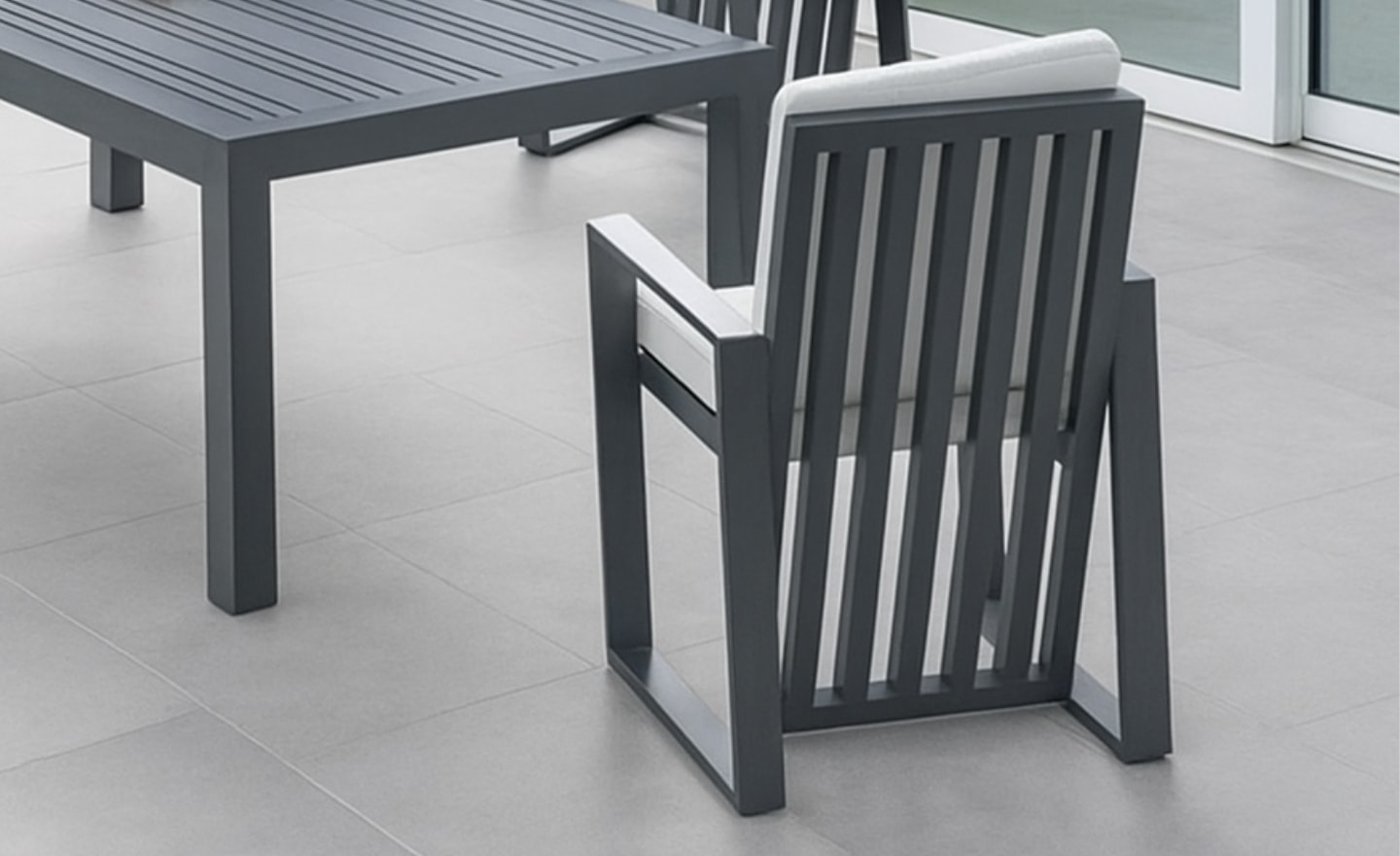 Cadeira de Exterior Abigueil em alumínio com acabamento Qualicoat e design ergonómico | Moveistore
