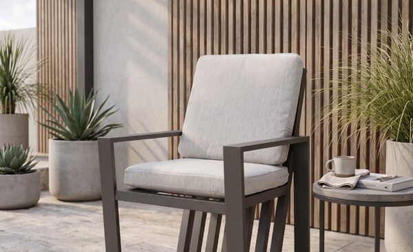 Cadeira de Exterior Abigueil em alumínio com acabamento Qualicoat e design ergonómico | Moveistore