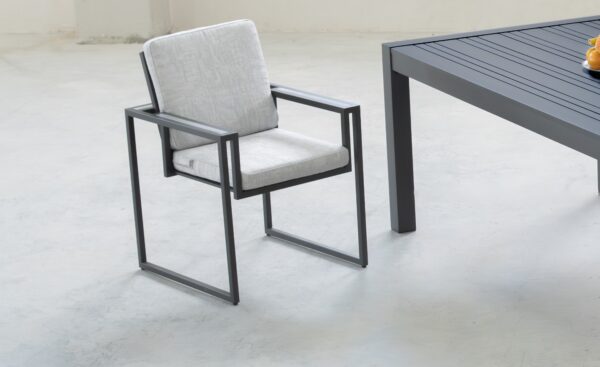 Cadeira de Exterior Llaker Cadeira de Exterior Llaker em alumínio com braços e design moderno | Moveistore