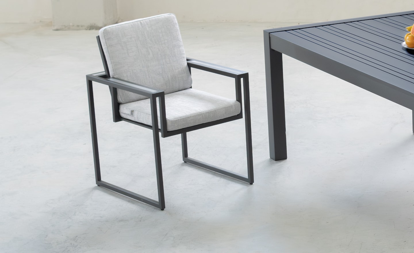 Cadeira de Exterior Llaker em alumínio com braços e design moderno | Moveistore