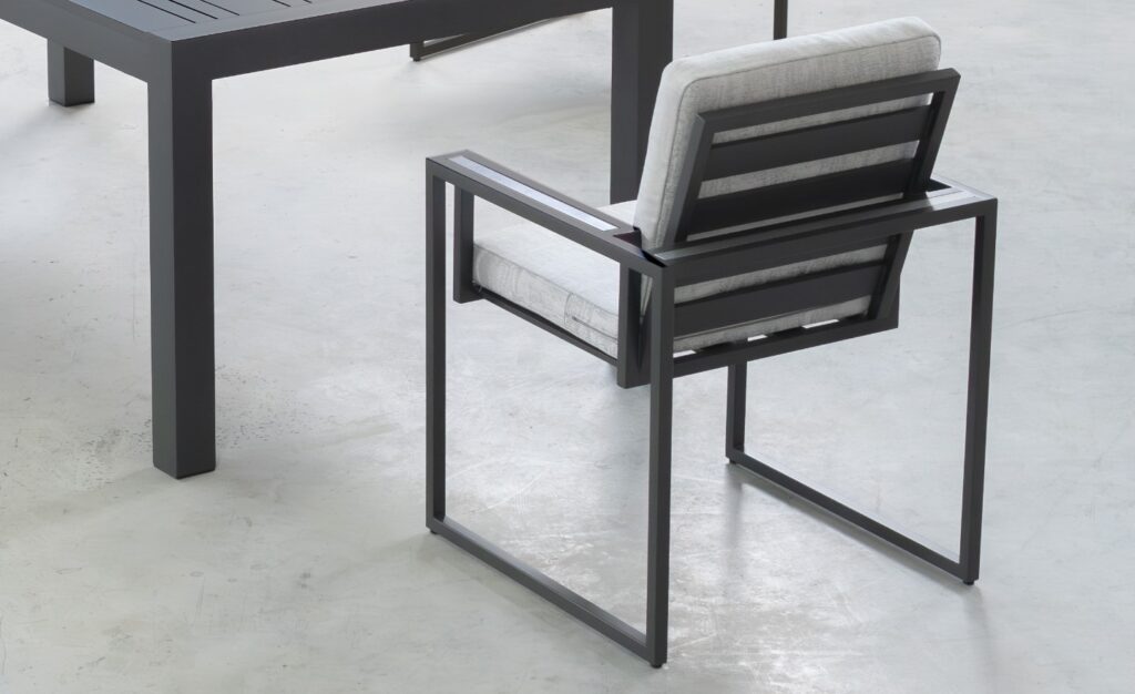 Cadeira de Exterior Llaker em alumínio com braços e design moderno | Moveistore