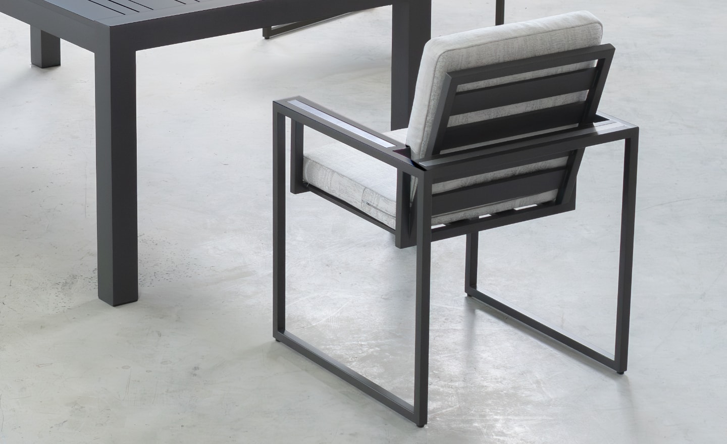 Cadeira de Exterior Llaker em alumínio com braços e design moderno | Moveistore