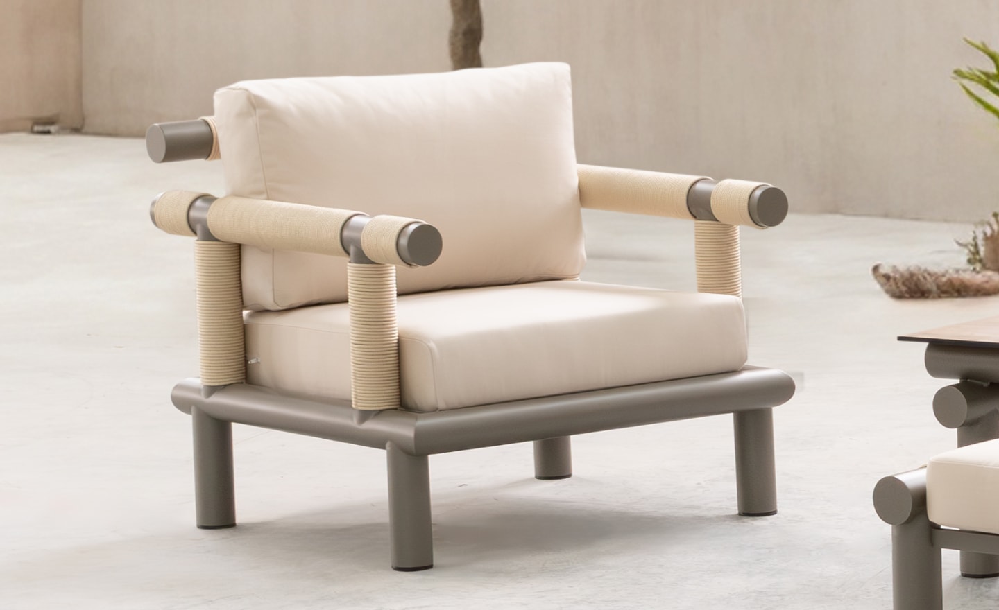 Cadeirão de Exterior Nusa com estrutura tubular, revestimento em corda e almofadas confortáveis | Moveistore