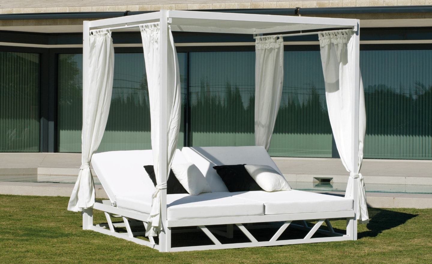 Cama Balinesa de Exterior 210 em alumínio com encostos reclináveis e cortinas | Moveistore