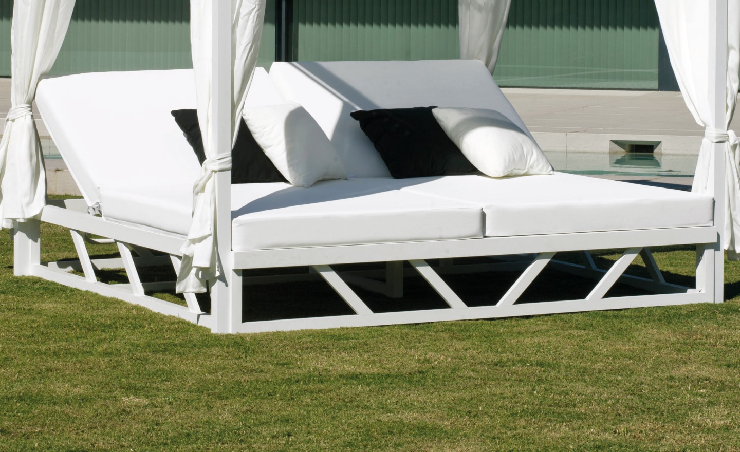 Cama Balinesa de Exterior 210 em alumínio com encostos reclináveis e cortinas | Moveistore