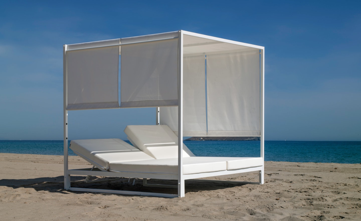 Cama Balinesa de Exterior Creta com encostos reclináveis, cortinas laterais e almofadas personalizáveis | Moveistore