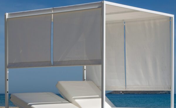Cama Balinesa de Exterior Creta com encostos reclináveis, cortinas laterais e almofadas personalizáveis | Moveistore