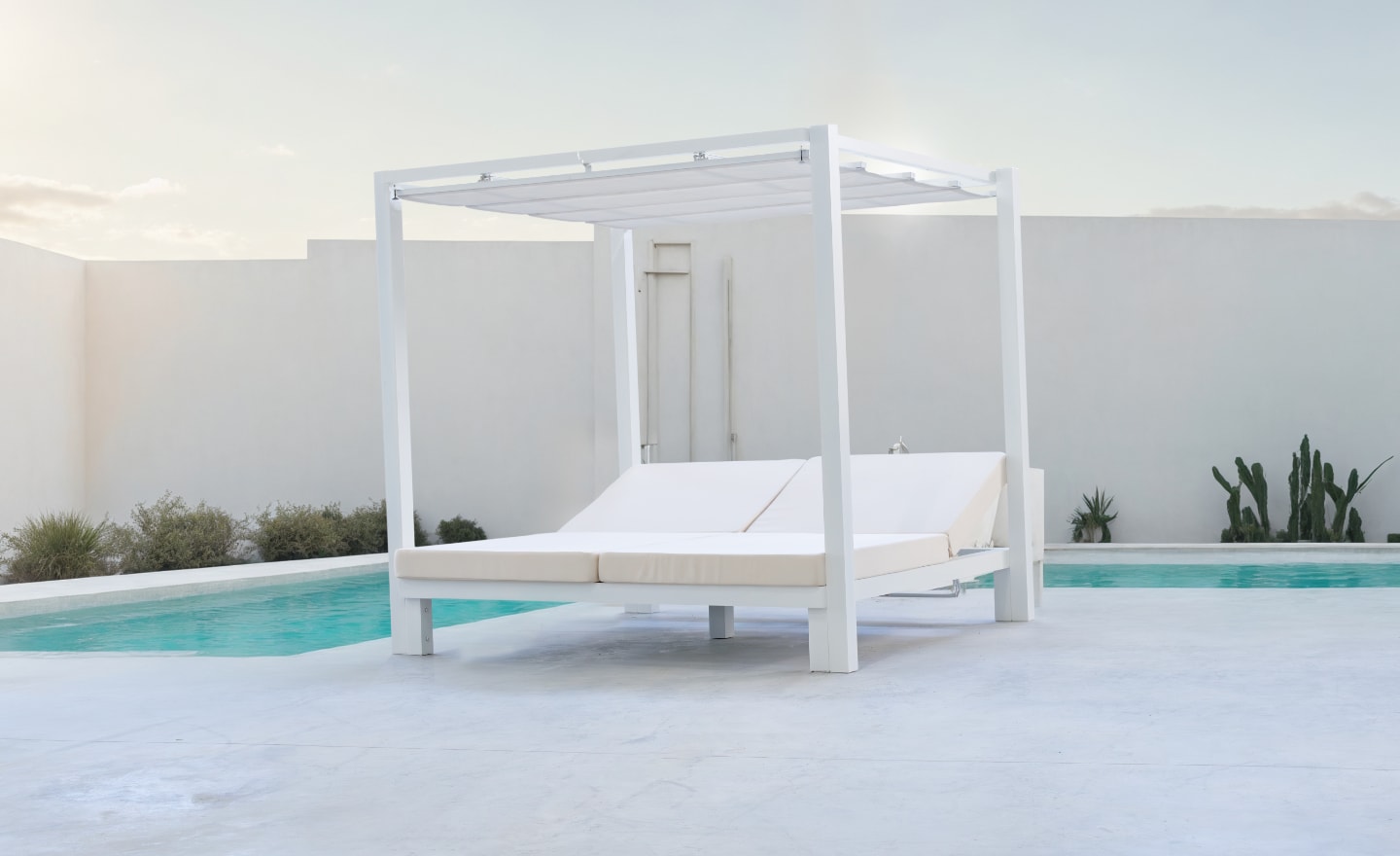 Cama Balinesa de Exterior Oxaca em alumínio com cobertura retrátil de lâminas | Moveistore