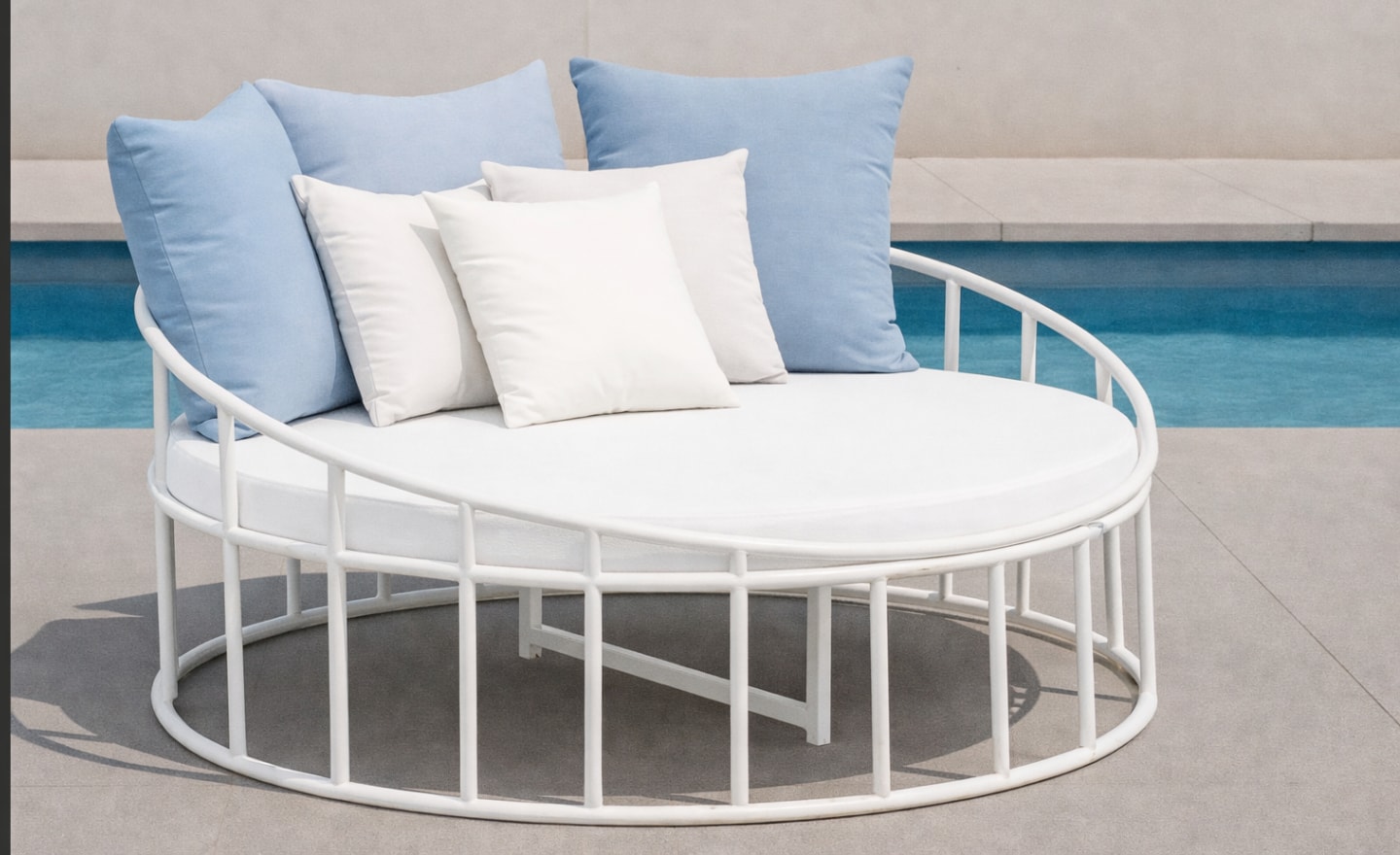 Cama de Exterior Fortemar redonda em alumínio branco com almofadão e almofadas decorativas | Moveistore