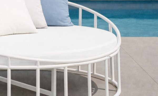 Cama de Exterior Fortemar redonda em alumínio branco com almofadão e almofadas decorativas | Moveistore