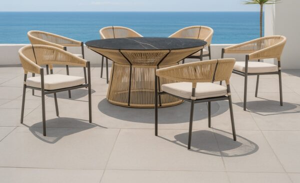 Conjunto Mesa e Cadeiras de Jardim Rodhos Conjunto Mesa e Cadeiras de Jardim Rodhos com mesa redonda, tampo efeito pedra e cadeiras em corda entrançada | Moveistore