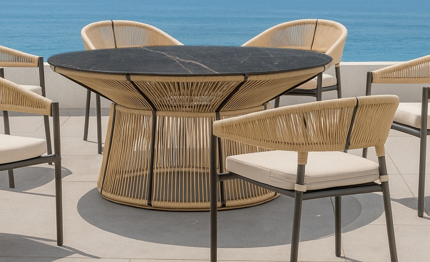 Conjunto Mesa e Cadeiras de Jardim Rodhos com mesa redonda, tampo efeito pedra e cadeiras em corda entrançada | Moveistore