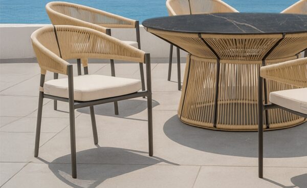 Conjunto Mesa e Cadeiras de Jardim Rodhos com mesa redonda, tampo efeito pedra e cadeiras em corda entrançada | Moveistore