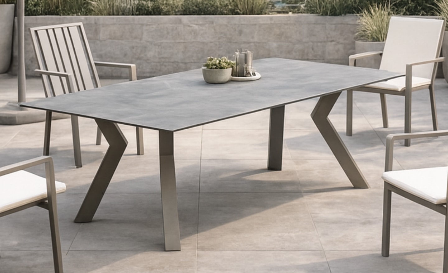 Conjunto Mesa e Cadeiras de Exterior Veneto Classic com mesa retangular e cadeiras de braços | Moveistore