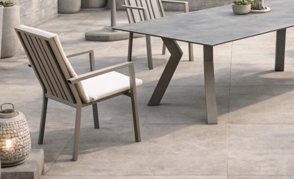 Conjunto Mesa e Cadeiras de Exterior Veneto Classic com mesa retangular e cadeiras de braços | Moveistore