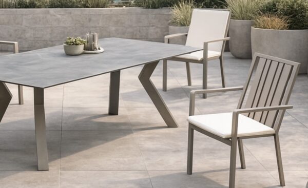 Conjunto Mesa e Cadeiras de Exterior Veneto Classic com mesa retangular e cadeiras de braços | Moveistore