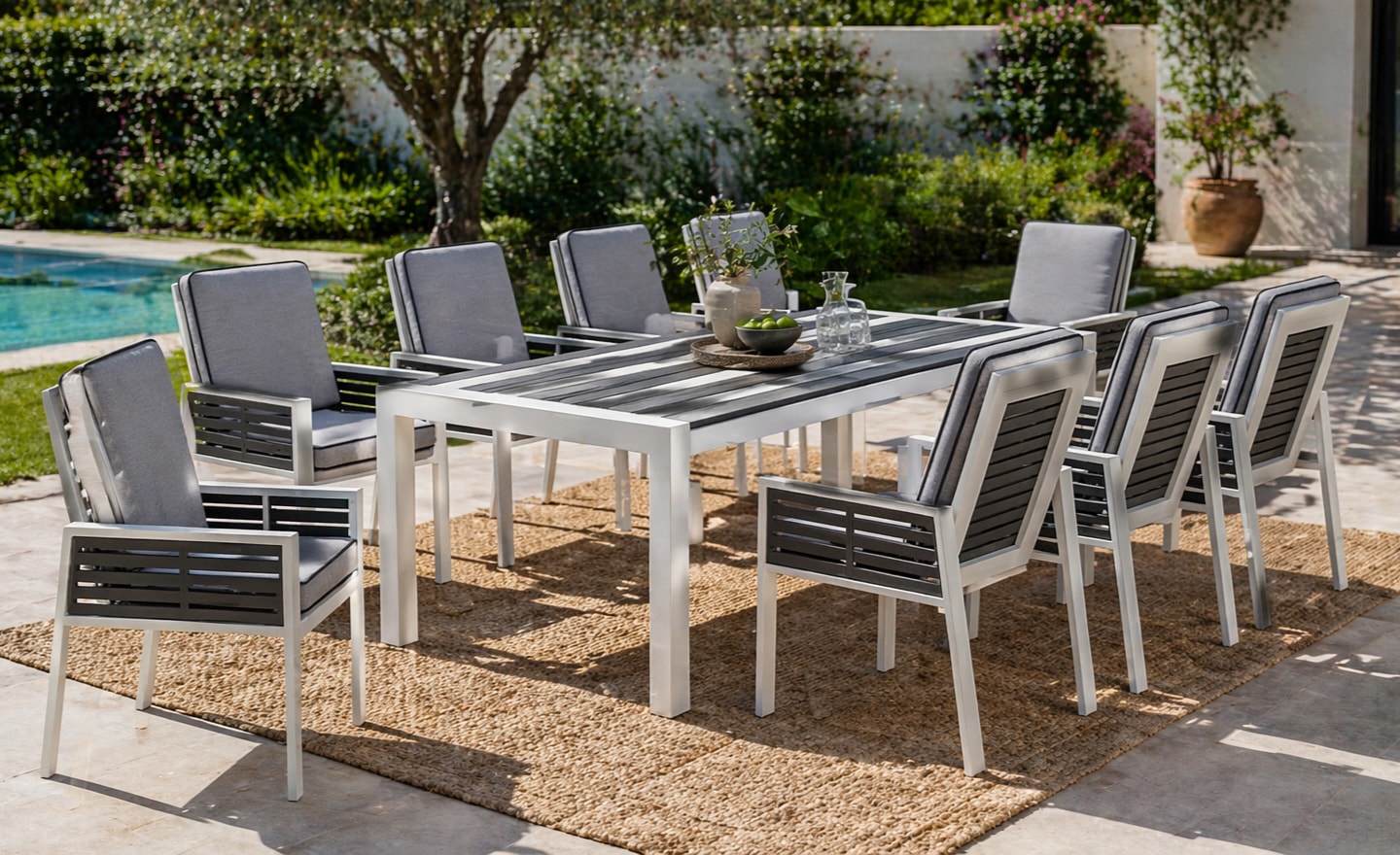 Conjunto Mesa e Cadeiras de Exterior Camelia com mesa retangular ripada e cadeiras com braços | Moveistore