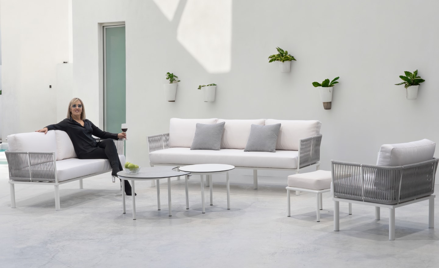 Conjunto de Exterior Cloe com sofás, cadeirão, mesas redondas e corda entrançada | Moveistore