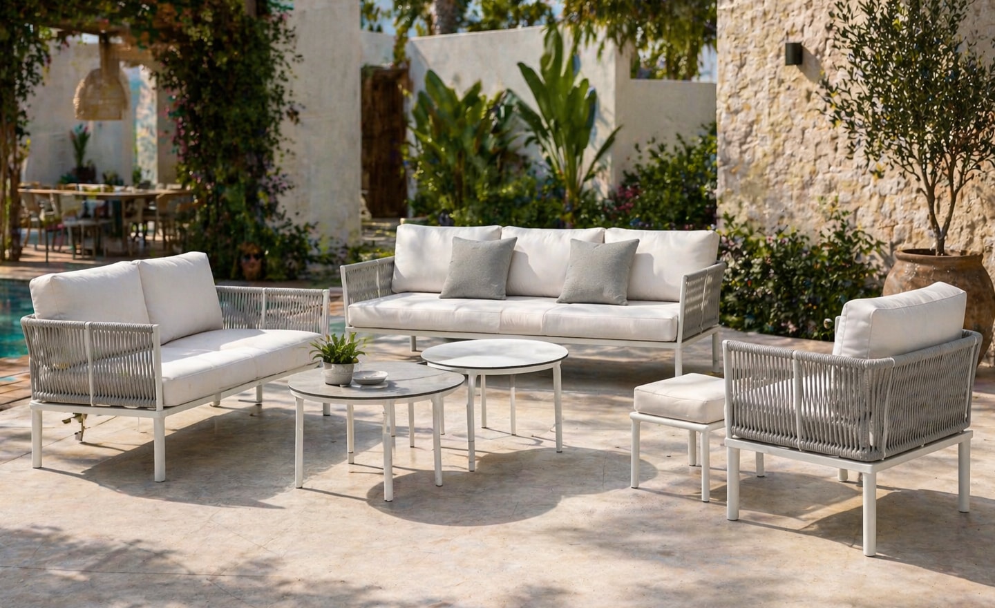 Conjunto de Exterior Cloe com sofás, cadeirão, mesas redondas e corda entrançada | Moveistore