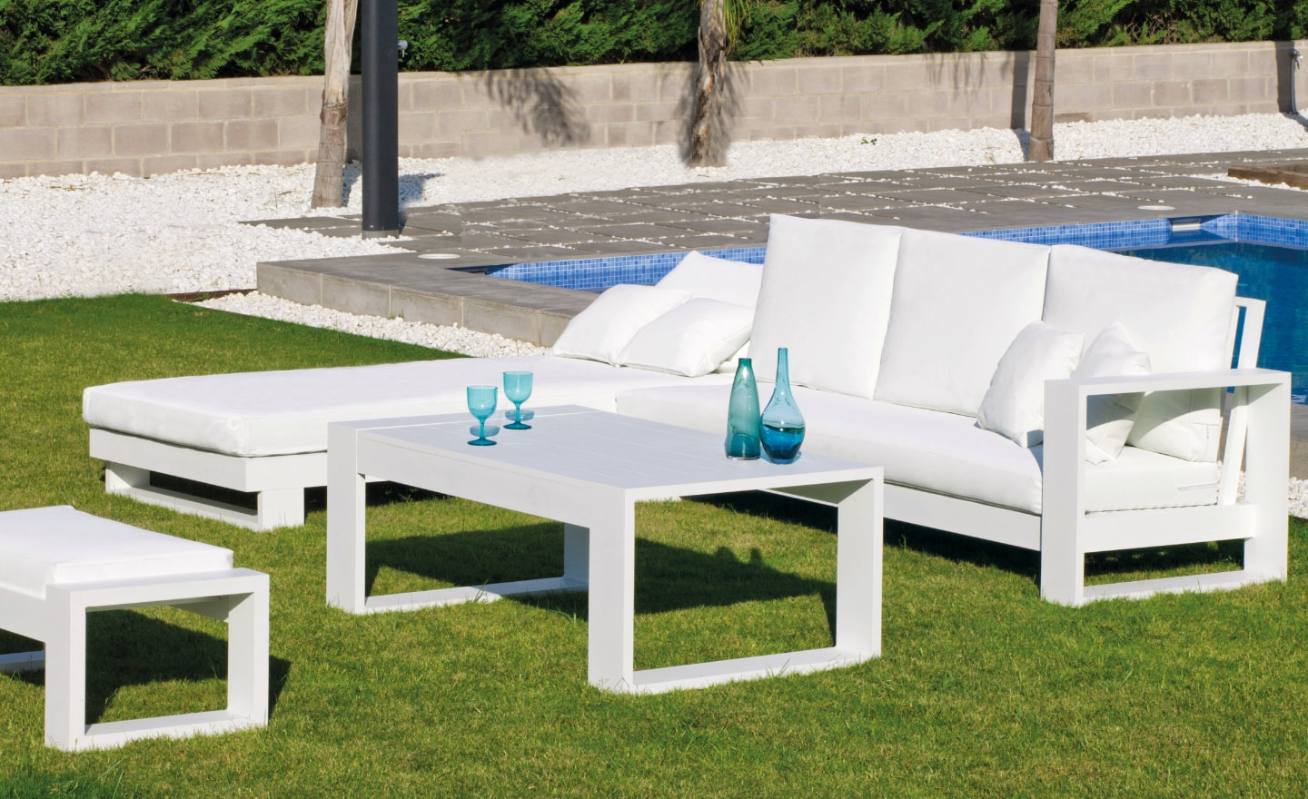 Conjunto de Exterior Coloseo tipo chaiselongue com mesa de centro e almofadas amplas | Moveistore