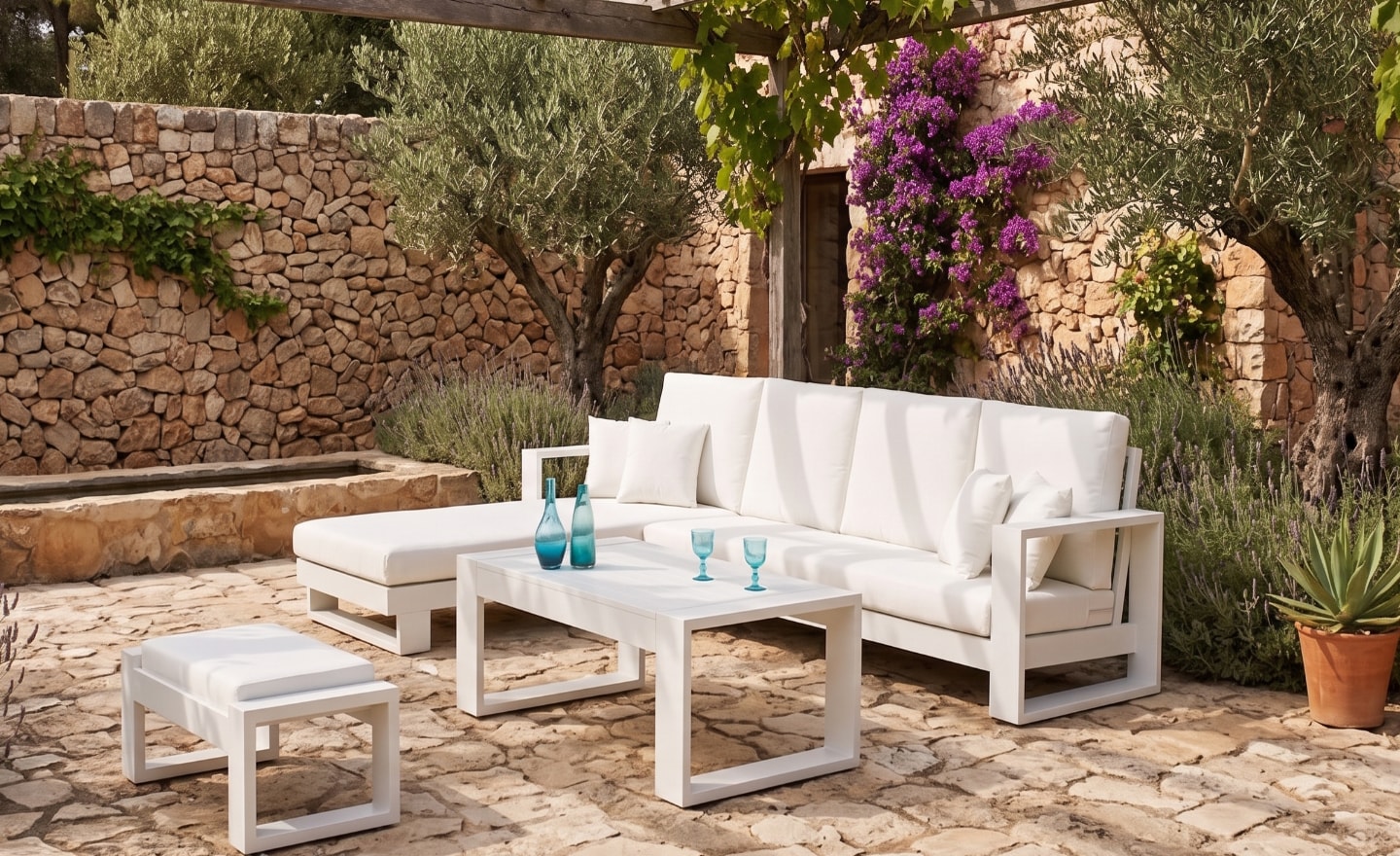 Conjunto de Exterior Coloseo tipo chaiselongue com mesa de centro e almofadas amplas | Moveistore
