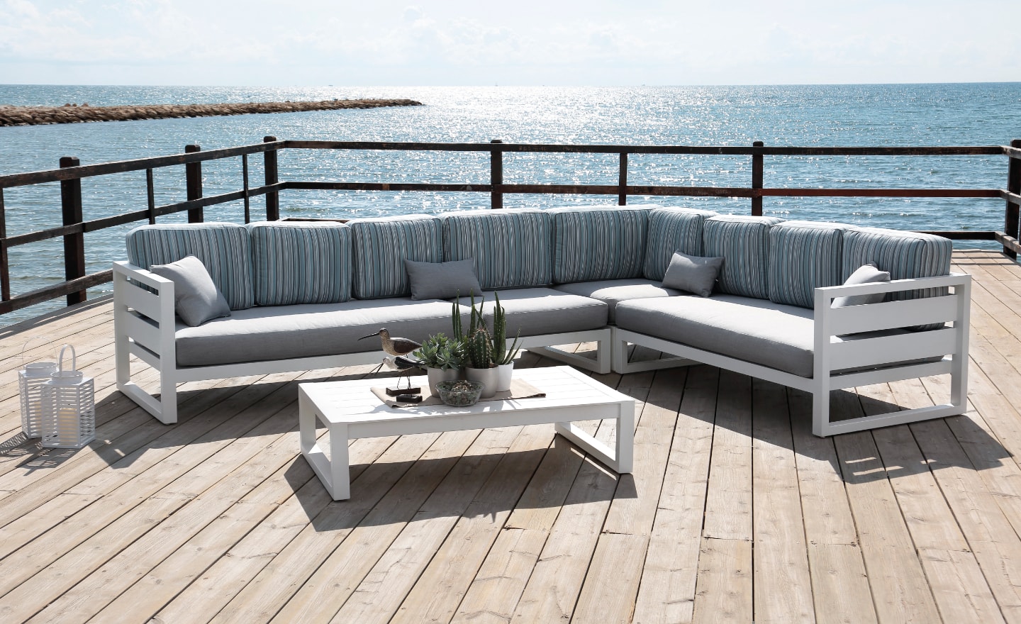 Conjunto de Exterior Cosmos modular de canto com mesa de centro e assentos acolchoados | Moveistore