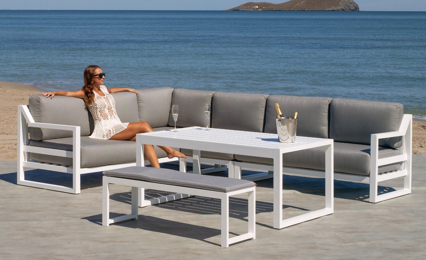 Conjunto de Exterior Dublian de canto com módulos lounge, banco auxiliar e mesa alta | Moveistore