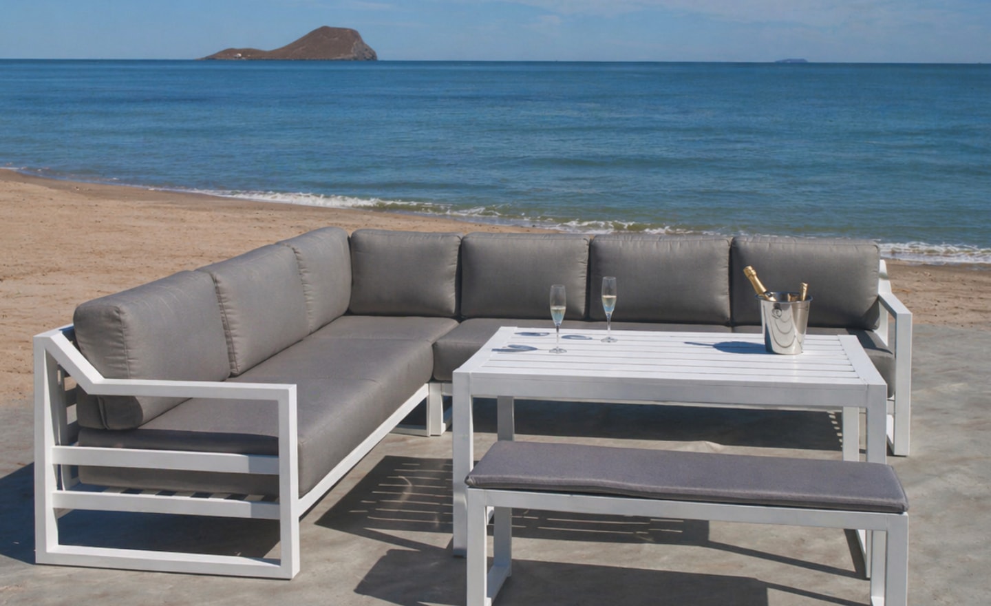 Conjunto de Exterior Dublian de canto com módulos lounge, banco auxiliar e mesa alta | Moveistore