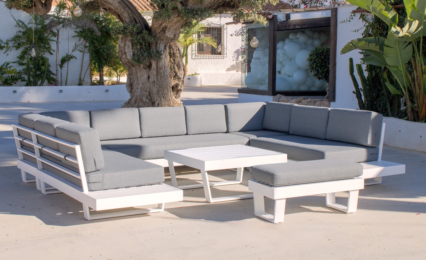 Conjunto de Exterior Menfis modular de canto com sofás, banco e mesa | Moveistore