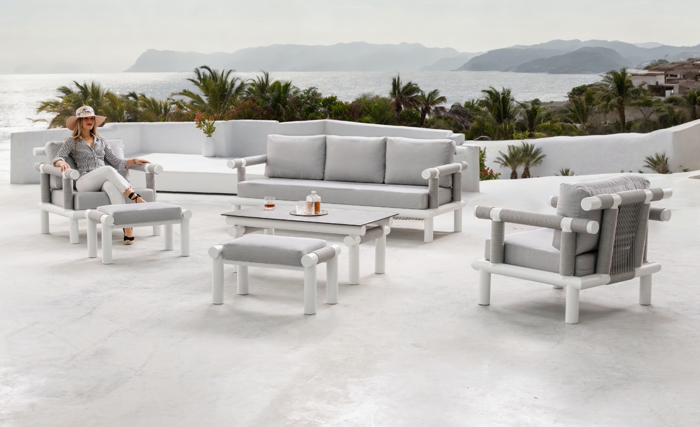 Conjunto de Exterior Nusa com sofá, cadeirões, repousa pés, mesa de centro e revestimento em corda | Moveistore