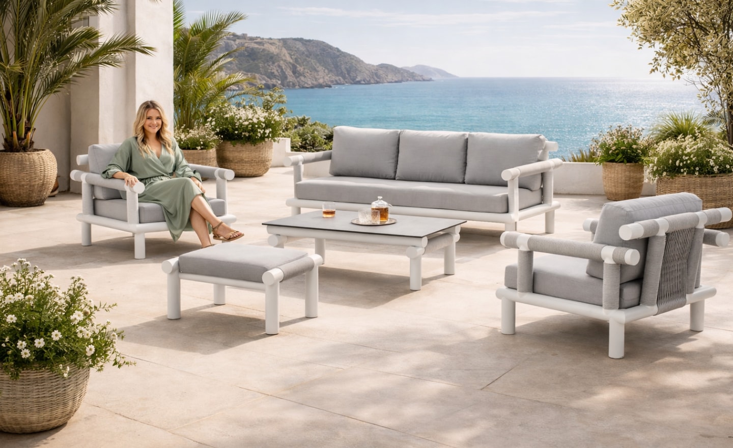Conjunto de Exterior Nusa com sofá, cadeirões, repousa pés, mesa de centro e revestimento em corda | Moveistore
