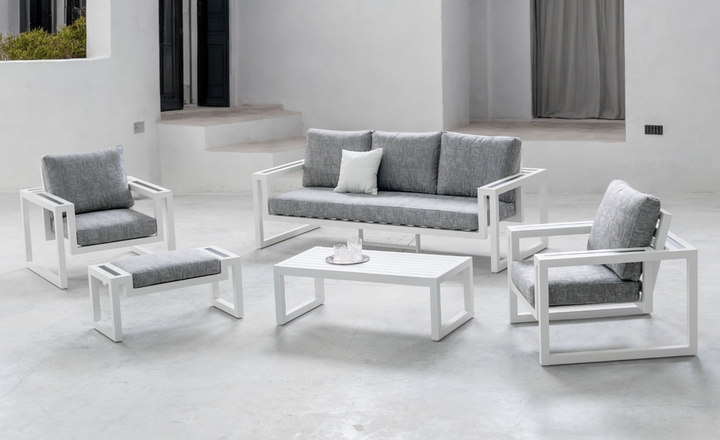 Conjunto de Jardim Llaker com sofá, cadeirões e mesa de centro em alumínio | Moveistore