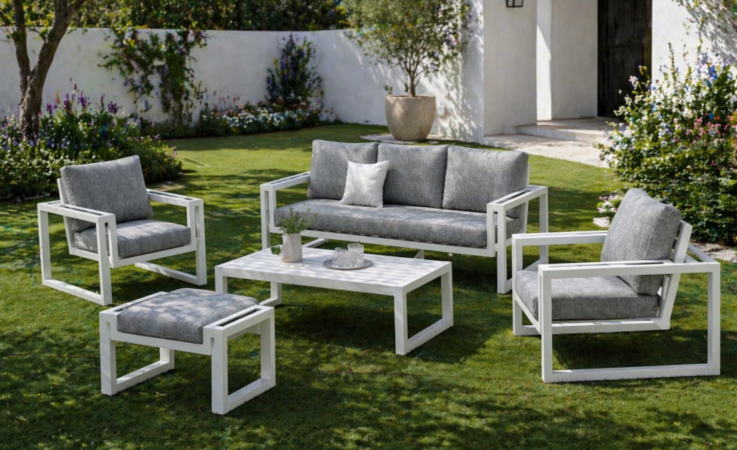 Conjunto de Jardim Llaker com sofá, cadeirões e mesa de centro em alumínio | Moveistore